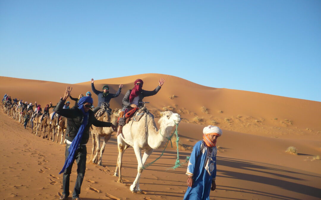 Trekking por el Desierto de Marruecos: Aventura entre Dunas y Cielos Estrellados